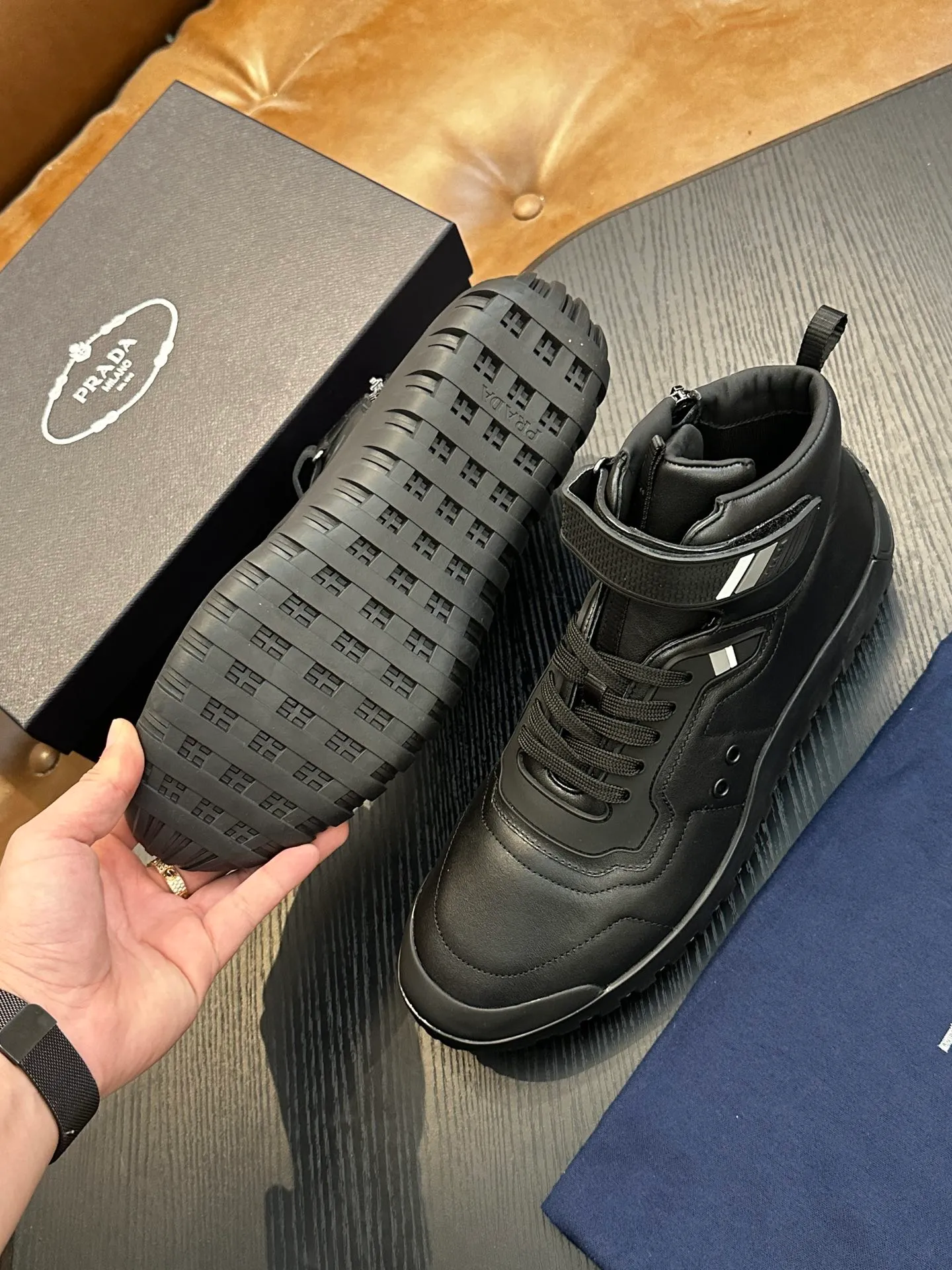 [ PRADA ] Top P: 880💰 ▪️Size: 39-44 (customized at 38.45) Prad*Prada (Mauri order can be made) new men's nylon fabric sneakers This casual sneaker combines elegant and innovative design. It is made of nylon stretch fabric and has a slip-on design. The upper strap is equipped with an adjustable metal buckle, and the letters "PRADA" are eye-catching on the side of the shoe. Comes with full original packaging!